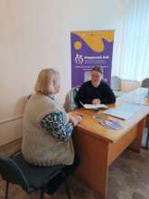 Expert on right gives individual advice to local