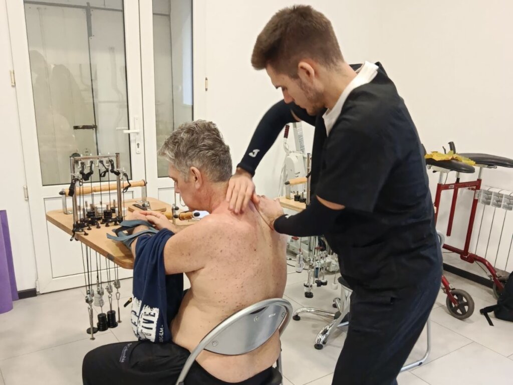 (Individualized rehabilitation using equipment)