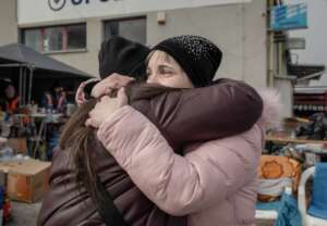 Ukrainian mother & daughter meet at Medyka border