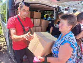 Distributing humanitarian aid in Vysoke (c)Caritas