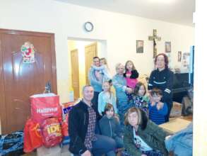 PAY IT FORWARD - handing out gifts