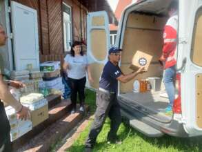 Distributing Food Kits in Ukraine