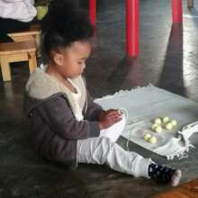 3yo threading beads