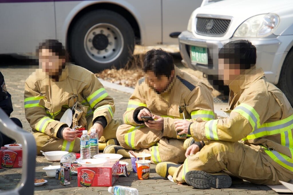 The worst forest fire in Korea ever, Please HELP