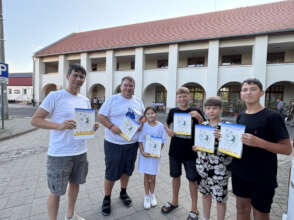 Handing over "Chirori" books