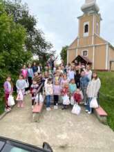 children receiving gift bags