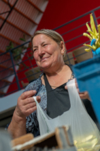Eugenia can measure 1/2 kilo with her eyes closed