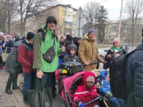 Refugees on a line to buses