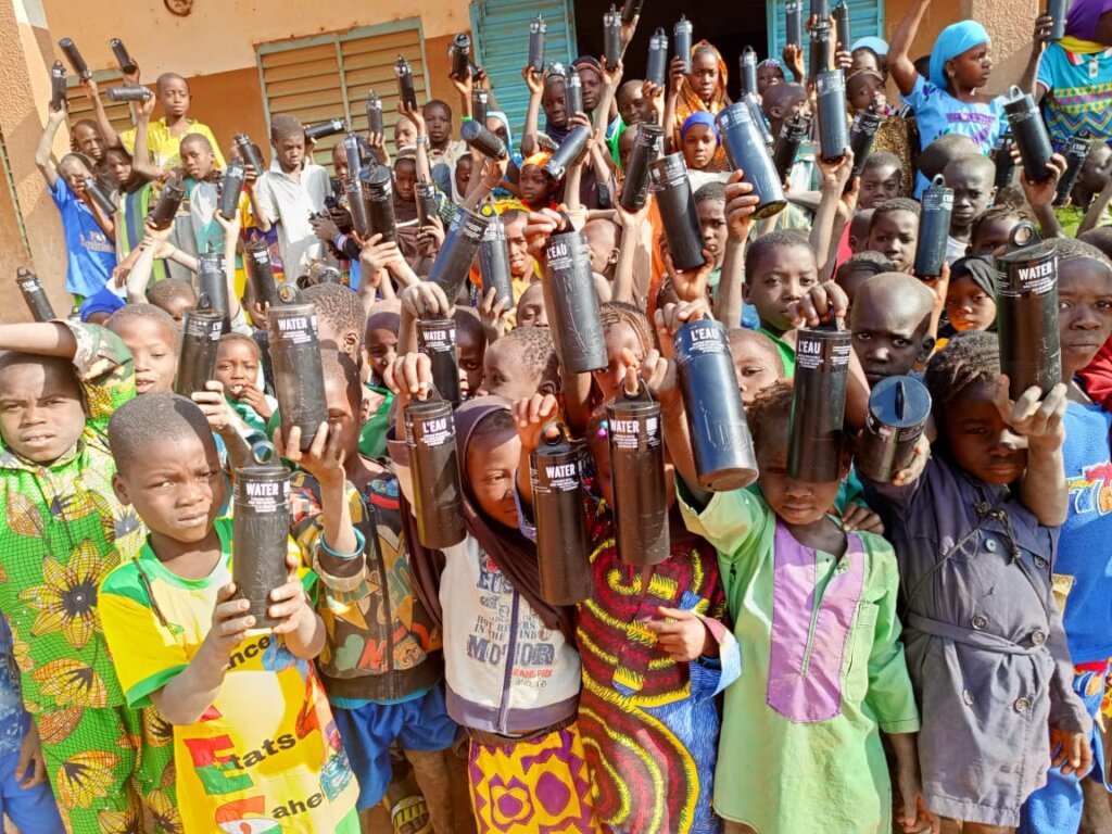 Children with drinking bottles