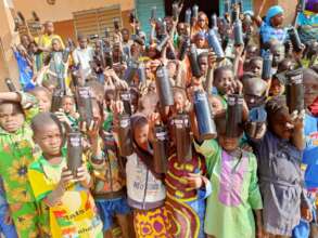 Children with drinking bottles
