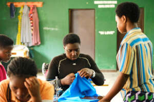 The trainer busy with teaching support