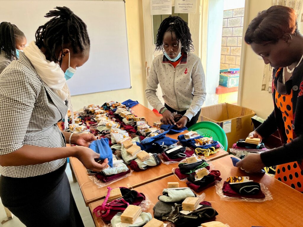 500 reusable sanitary kits with support workshops