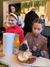 Children cooking together (c) Caritas