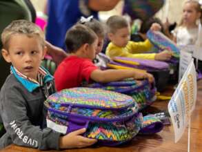 CaritasUkraine_Schoolbag distribution2_(c)Caritas