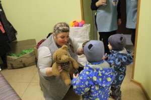 Gifts for displaced children (c)Caritas Kamyanske