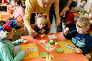 Crafting time at the day center (c) Caritas