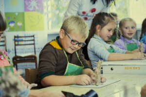 Handicraft hour at Caritas in Ukraine