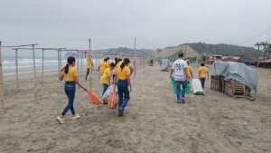 Seventh graders at Beach Clean up