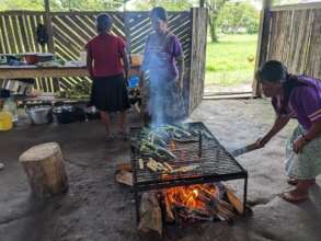 Cooking Kichwa food in Sani Isla