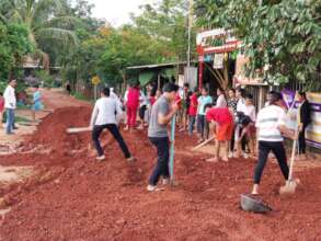 Students dig and carry red soils with friends