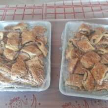 Ma'maul and Eid cake for people