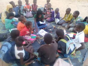 Young Leader helping children read