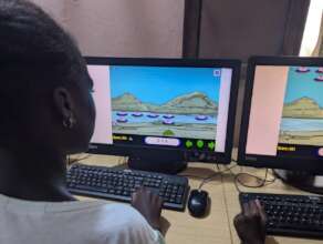 Aminata's first steps on the computer.