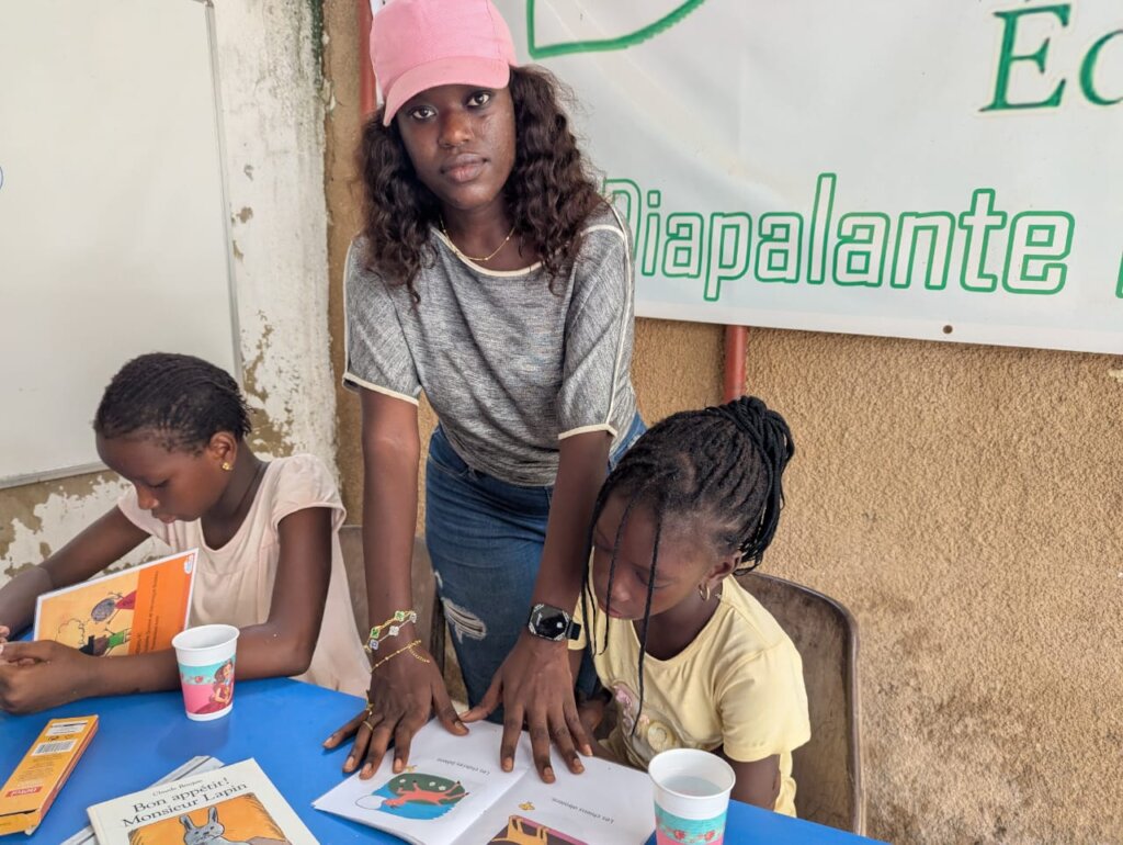 Fatou the Young Leader, teaching reading