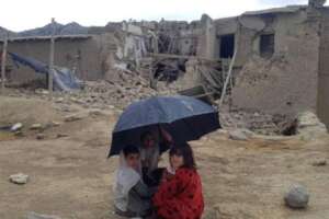 Children outside in the debris. (UNICEF)