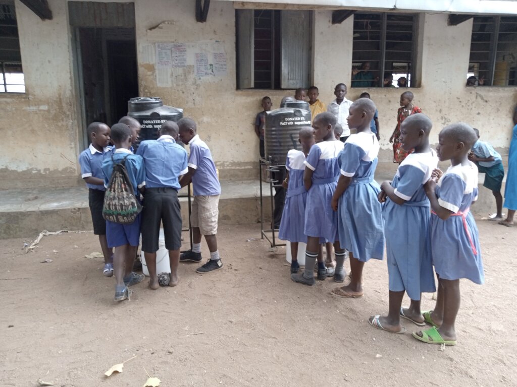 Safe drinking water for 20 schools in Uganda