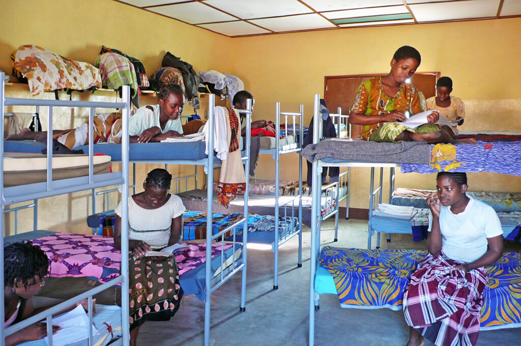 Feed 900 disadvantaged students in Mozambique