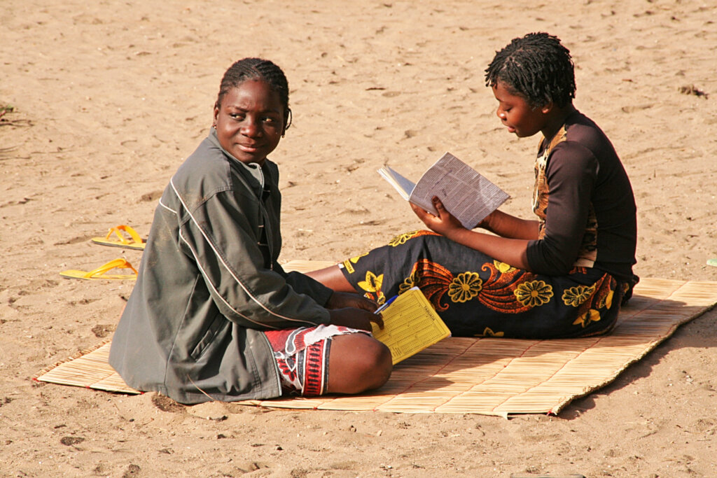 Feed 900 disadvantaged students in Mozambique