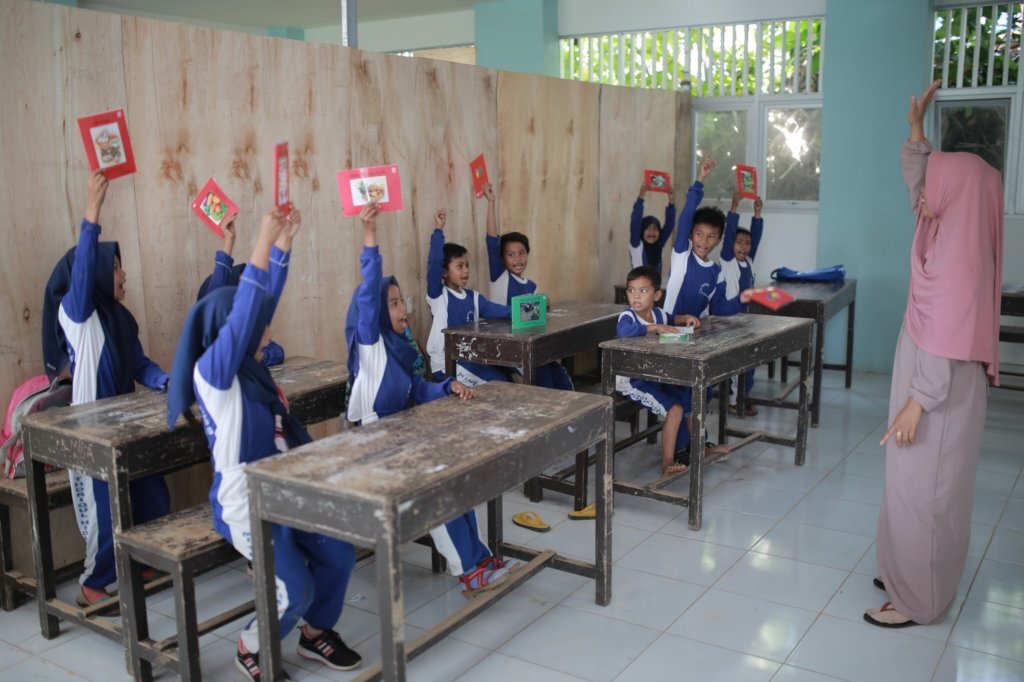 Support teachers in remote Eastern Indonesia