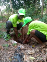 Support Youth Volunteers planting trees in Uganda