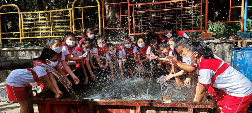 Provide fresh water for poor girls in Guatemala
