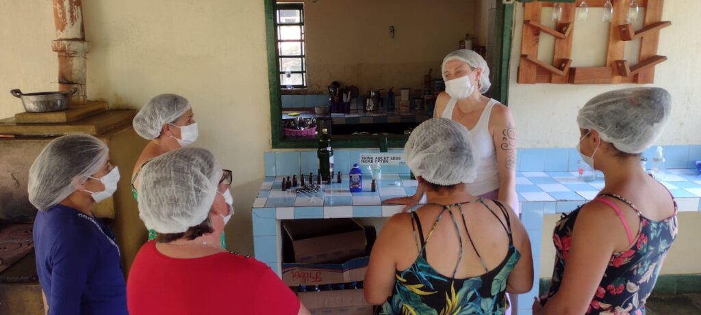 Godinho's women learning to do natural cosmetics