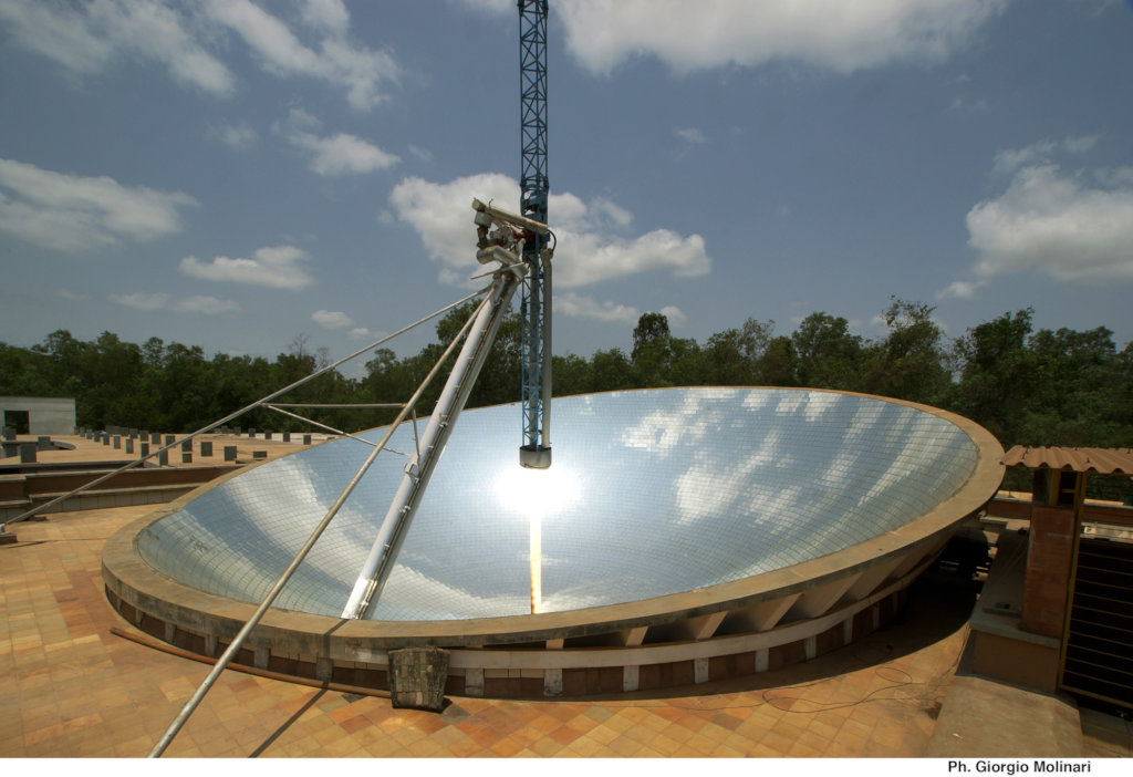 Solar bowl heating water for 400 lunches daily