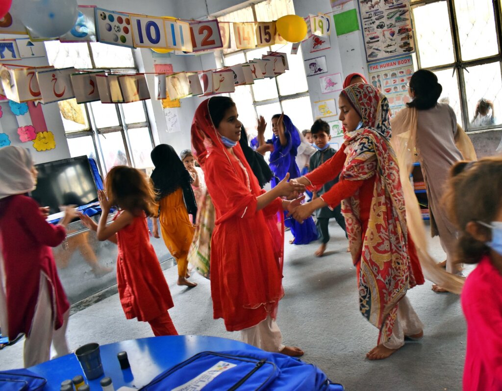 Helping Afghan Children Go to School in Pakistan