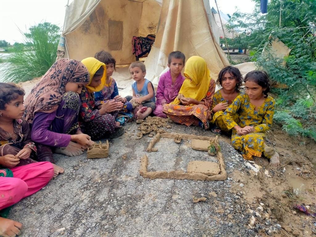 REACHING FLOOD AFFECTED CHILDREN IN PAKISTAN