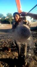 Children participating in the recovery of nets.