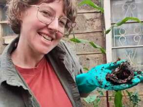 Peace Fellow Julia meets the Red Wrigglers!
