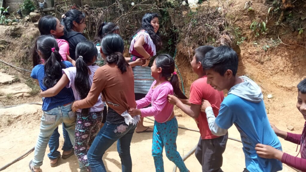 Little path to school: toy libraries