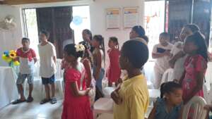 Children singing Colombia's national anthem