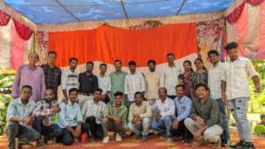 School alumni pose for a photo