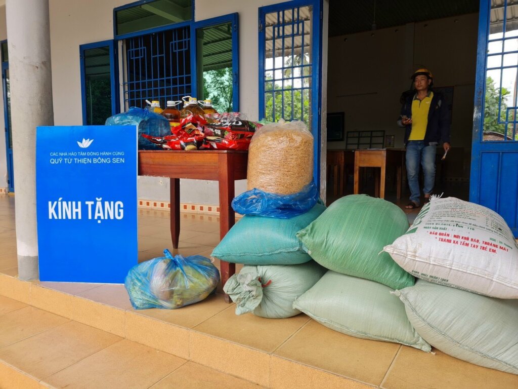 Giving foods to 68 children in Quang Tri, Vietnam