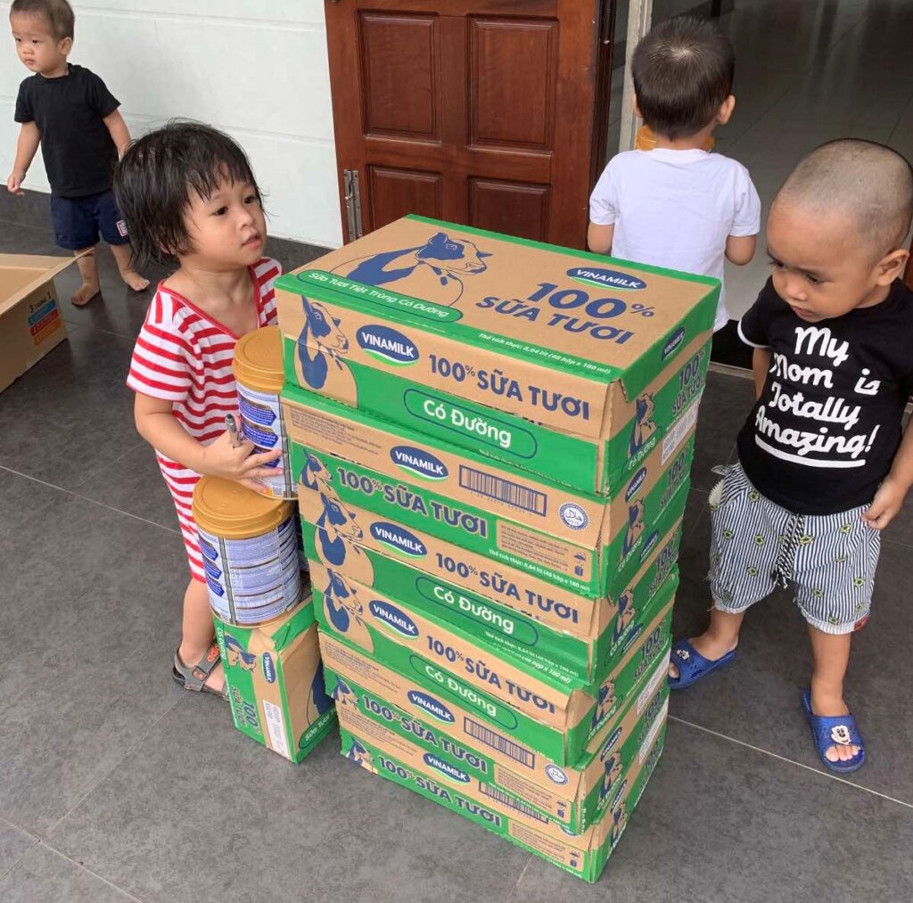 Giving foods to 68 children in Quang Tri, Vietnam
