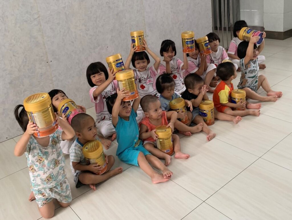 Giving foods to 68 children in Quang Tri, Vietnam