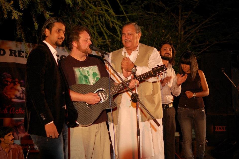 Everyone joins Todd for "Dil Dil Pakistan"