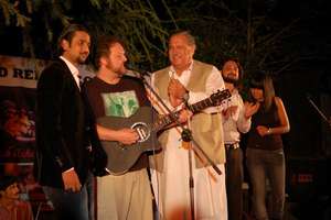 Everyone joins Todd for "Dil Dil Pakistan"
