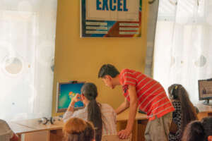 Lab assistant shows young students how to use inet